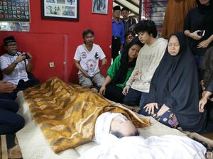 Alasan Yon Koeswoyo Dimakamkan Satu Pusara dengan Sang Kakak