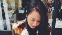 Liburan di Paris, aktris film 5 CM ini sempatkan makan escargot. Tentunya dengan penampilan yang tetap kece! Foto: Instagram Pevita Pearce