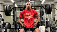 Sosok The Rock identik dengan tubuhnya yang tinggi kekar, dengan kaki tangan berotot dan besar, tak ubahnya senapan bazooka. Namun The Rock memastikan, tubuh kekarnya diperoleh lewat kerja keras. Foto: Instagram/therock