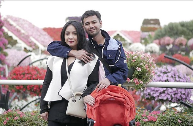 Nagita Slavina dan Raffi Ahmad berpose mesra di Dubai Miracle Garden. Nagita tampak stylish memakai busana monokrom dan tas Christion Dior ‘Diorissimo’ berwarna beige. Tas tersebut harganya US$ 3.450 atau sekitar Rp 46 juta. Foto: Instagram