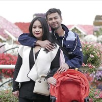 Nagita Slavina dan Raffi Ahmad berpose mesra di Dubai Miracle Garden. Nagita tampak stylish memakai busana monokrom dan tas Christion Dior ‘Diorissimo’ berwarna beige. Tas tersebut harganya US$ 3.450 atau sekitar Rp 46 juta. Foto: Instagram