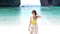 Untuk di kawasan Asia Tenggara, Sandra sudah pernah ke beberapa negara. Termasuk di antaranya main air di Pantai Phuket, Thailand. (Instagram/Sandra Olga)