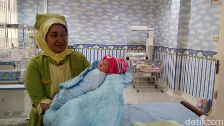 2 Bayi Dibuang di Semarang Akhirnya Diasuh Warga Bekasi dan Ungaran 2 Bayi Dibuang di Semarang Akhirnya Diasuh Warga Bekasi dan Ungaran