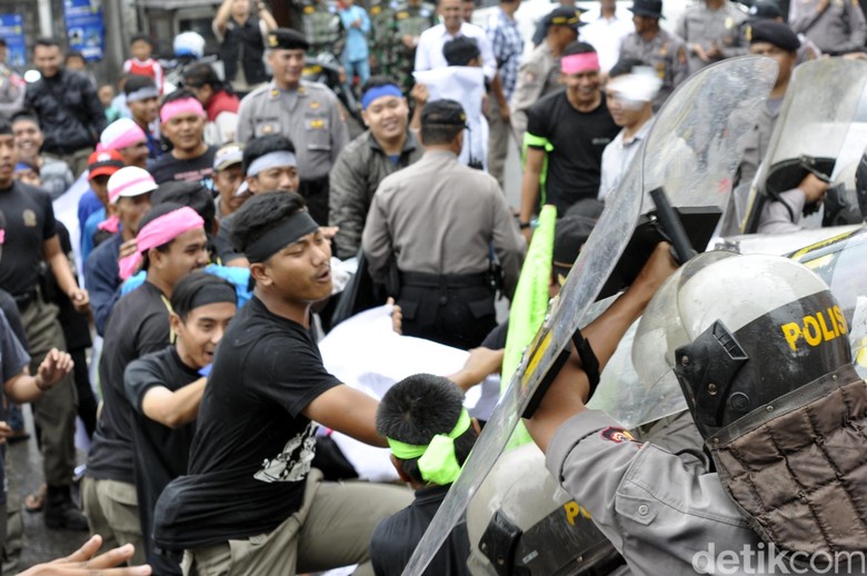 Adegan Simulasi, Massa dan Polisi Bentrok di KPU Kota Sukabumi Adegan Simulasi, Massa dan Polisi Bentrok di KPU Kota Sukabumi