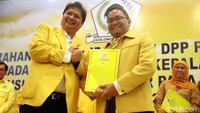 Airlangga Hartarto menyerahkan surat rekomendasi kepada Dodi Reza Alex Noerdin-Giri Ramanda Kiemas (Sumsel).