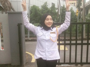 Viral, Kisah Hijabers Cantik yang Jadi Satpam Demi Bantu Orangtua