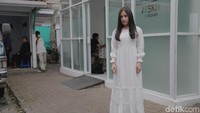 Prilly Latuconsina kala syuting Danur 2 di RSKIA Sawojajar, Bogor, Jawa Barat pada Jumat (5/1).