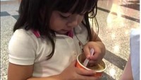 Lagi-lagi Gempi tampil menggemaskan sambil makan es krim. Video singkat dalam instagram memperlihatkan Gempi asyik menyuapi Gisel. Nyam! Foto: Instagram