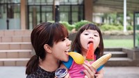 Gemas! Gisel dan Gempi kompak makan es krim. Di tangan Gisel ada es krim bentuk semangka, jagung dan mangga. Siang-siang enak nih makan es krim! Foto: Instagram