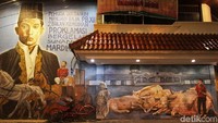 Bagi kamu yang ingin melihat atau berfoto dengan mural keren tersebut, tentunya harus datang pada malam hari. Soalnya, mural itu ada di tembok area pertokoan yang baru tampak ketika toko tutup saat malam hari (Randy/detikTravel)