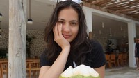 Segarnya kelapa muda juga menarik perhatian pemain film 25 tahun ini. Foto: Instagram Pevita Pearce