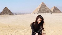 Eksotisnya piramida Mesir juga pernah disambangi Sandra Olga. Wah, nggak takut panas ya kamu? (Instagram/Sandra Olga)