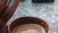 Gelas yang dipakai pun amat unik, yakni terbuat dari tanah dan bisa dibawa pulang atau dibuang. Secangkir chai hanya dihargai 5-10 Rupee atau setara Rp 1.000-2.000 (Masaul/detikTravel)