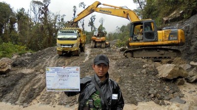 Penampakan Zeni TNI AD yang Tembus Hutan Bangun Trans Papua