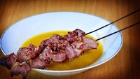Sate Klatak Pak Jede berlokasi di Jalan Nologaten No, 46, Depok, Sleman Yogyakarta. Potongan daging kambing yang dibakar dengan jeruji besi punya tektur empuk dan gurih. Selain sate, ia juga menjual tongseng yang tak kalah enak. Yuk, coba! Foto: Istimewa