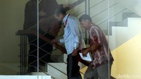 Taufik Effendi berjalan menuju ruang pemeriksaan melalui tangga gedung KPK.