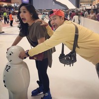 Masih di kawasan ice rink Dubai Mall, Nagita yang asyik bermain ice skating bersama Raffi Ahmad, terlihat mengenakan tas Chanel chevron quilted seharga US$ 3.510 atau sekitar Rp 47 juta. Foto: Instagram