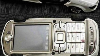 Keren gak nih ponselnya, ponsel bentuk mobil yang bisa dibongkar pasang. (Foto: Boredbug)