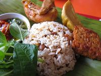 Raos Pisan! Makan Siang dengan Nasi Tutug Oncom Berlauk Komplet di Sini