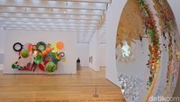 Bagus bukan karya seni instalasi ciptaan Anish Kapoor? Seniman asal India ini menciptakan cermin refleksi yang terdapat motif fraktal. Foto: Tia Agnes/ detikHOT
