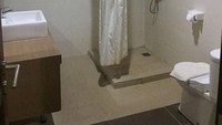 Terdapat pula foto kamar mandi yang serupa seperti di video.