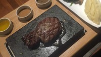 Beef steak dengan paduan tiga jenis saus tampak menggugah selera. Dipadu dengan sayur tumis dan mashed potato yang lembut. Pasti mau!