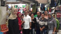 Anas hadir didampingi istrinya Ipuk Fiestiandani dan jajaran Pemkab Banyuwangi. Kehadiran mereka disambut hangat para pedagang dan pengunjung pasar.