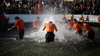 Hwacheon dikenal sebagai salah satu daerah terdingin di Korea Selatan. Kota ini memiliki sungai terbersih yang menjadi pusat digelarnya festival memancing ikan trout tahunan. Ada dua pilihan memancing festival ikan ini, dengan tangan atau menggunakan alat pancing di sungai beku.