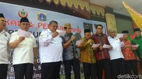 Mulanya Sandiaga mengaku hanya hafal lagu Kampuang Nan Jauh di Mato. Kampuang Nan Jauh di Mato yang saya hafal. Abis itu baru lagu yang lain, pinta Sandiaga disambut dengan teriakan anggota IKM yang hadir.