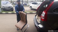 Satu kursi hotel warna coklat ikut disita polisi. (Foto: Dony Indra/detikcom)