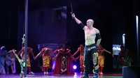 Ahli sword swallower Alex Magala, akan menyuguhkan pertunjukan terakhir Sabtu tanggal 6 Januari 2018 dalam pertunjukkan sirkus internasional Sword Master (dok Trans Studio Bandung)