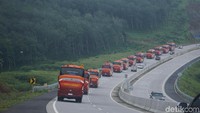 Konvoi 12 bus baru Putera Mulya Sejahtera di jalan tol. Para pengusaha bus di Indonesia ingin turut serta dalam menyukseskan program pemerintah. Foto: Putera Mulya Sejahtera