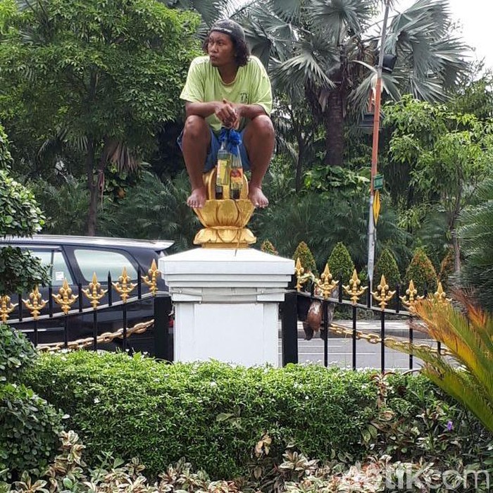 Pria Pembawa 2 Molotov di Depan Grahadi Surabaya Diduga Sakit Jiwa