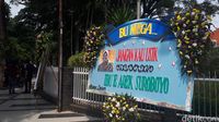 Rumah Dinas Risma Banjir Karangan Bunga 'Tolak Jadi Cawagub Jatim'