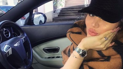Wanita Misterius Ini Vulgar Pamer Harta di Instagram