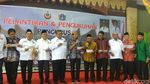 Potret Aksi Sandiaga Saat Nyanyikan Lagu Minang Ayam Den Lapeh
