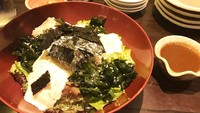 Mungkin ini ya rahasia tubuh Nabila Syakieb tetap langsing. Makan malam dengan tofu salad yang rendah kalori.