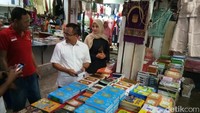 Tak ada beban, Anas bertemu dan berdialog dengan para pedagang serta pengunjung.