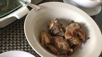 Daging kambing yang empuk memang paling enak dicocol dengan sambal kecap. Ternyata ini jadi menu favorit istri dari Reshwara Argya.