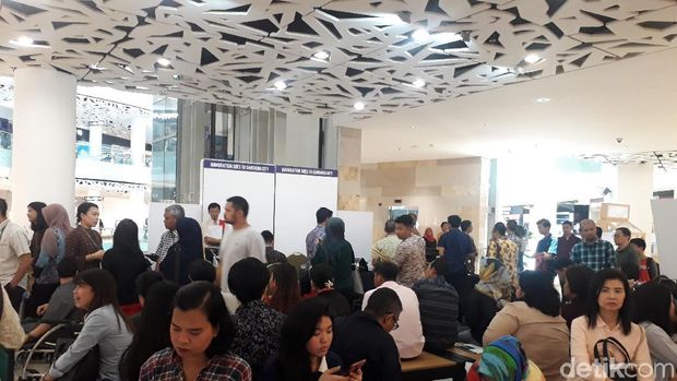  Warga memanfaatkan layanan paspor simpatik di Gandaria City, Kebayoran Lama, Jakarta Selatan, Sabtu (6/1/2018).