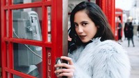 Pevita berpose di boks telepon umum berwarna merah yang jadi ciri khas London (pevpearce/Instagram)