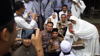 Peristiwa ini terjadi usai Anies melaksanakan salat zuhur di Masjid Asrama Haji, Jalan Raya Pondok Gede, Jakarta Timur, Sabtu (6/1/2018).