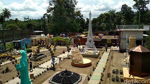 Objek wisata Negeri Dongeng dapat traveler kunjungi di Desa Kawedusan, Kecamatan Ponggok, Kabupaten Blitar (Erliana Riady/detikTravel) Objek wisata Negeri Dongeng dapat traveler kunjungi di Desa Kawedusan, Kecamatan Ponggok, Kabupaten Blitar (Erliana Riady/detikTravel)
