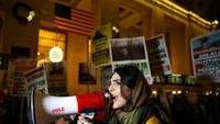 Aksi solidaritas untuk Ahed Tamimi ini digelar warga New York di Terminal Grand Central, Jumat (5/1/2018). Mereka meminta Ahed dibebaskan dari jeratan pidana. (Foto: Dok. Reuters)