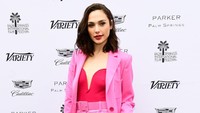 Gal Gadot tampil cantik dan seksi dengan busana berbelahan dada rendah. Foto: Gal Gadot (Rich Fury/Getty Images)