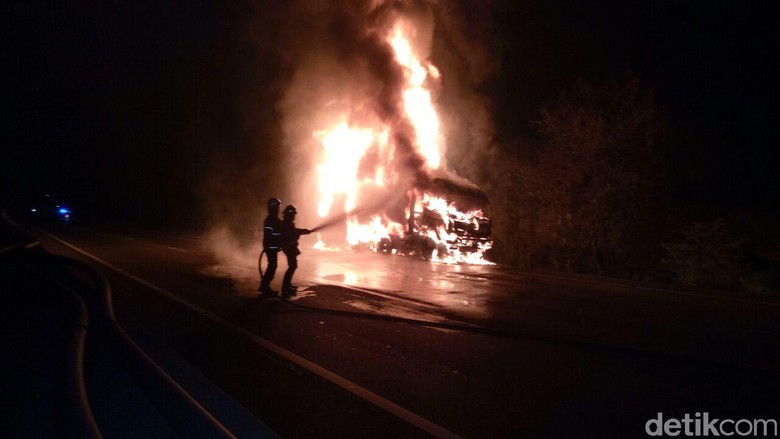 Truk Tangki Pertamina Terbakar di Tol Tanjung Priok Arah Cawang Truk Tangki Pertamina Terbakar di Tol Tanjung Priok Arah Cawang