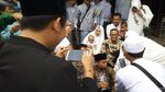 Lagi Pakai Sepatu, Anies Malah Jadi Rebutan Emak-emak Buat Selfie
