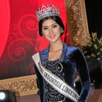 Miss International 2017 sekaligus Puteri Indonesia Lingkungan 2017 Kevin Lilliana memancarkan aura seorang putri keraton nan ayu dalam balutan kebaya biru velvet rancangan Poppy Karim. Rambut yang disanggul makin membuat penampilannya anggun. Foto: Wolipop/Mohammad Abduh