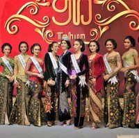 Para Puteri Indonesia berpose di atas panggung seusai ucara. Anggun ya? Siapa favoritmu? Foto: Instagram