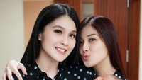 Sandra Dewi berfoto bersama Raphael dan Kartika Dewi. (Foto: Sandra Dewi/Instagram)